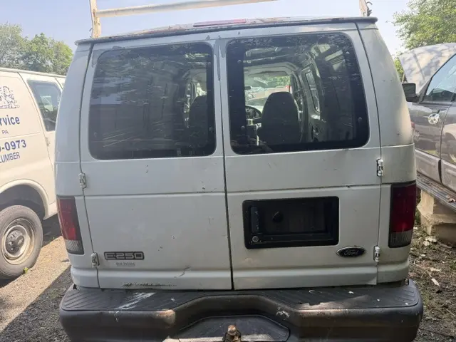 2005 Ford E-Series E-250 Van photo 3