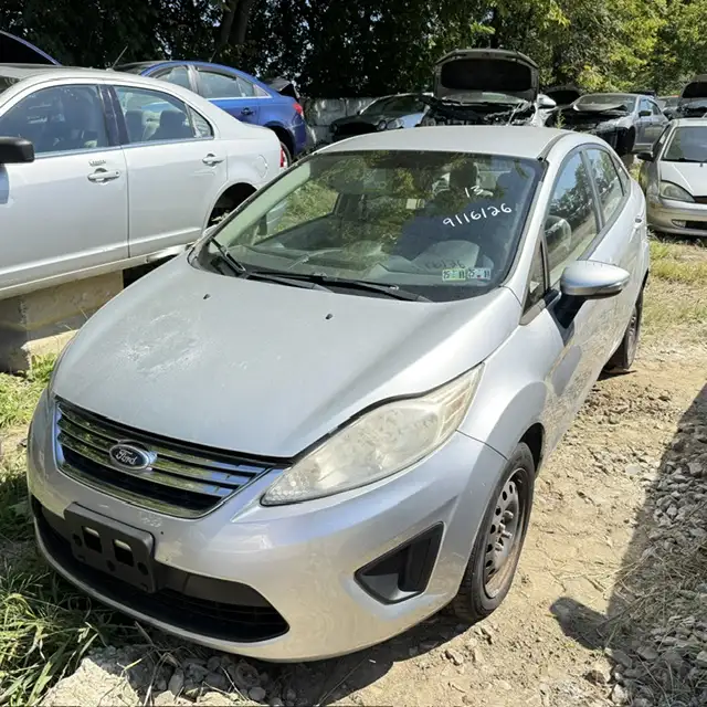 2013 Ford Fiesta SE Sedan's photo