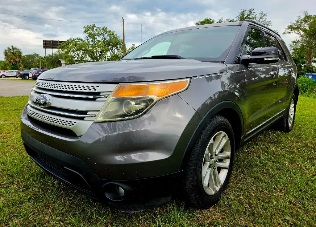 2013 Ford Explorer XLT photo 1