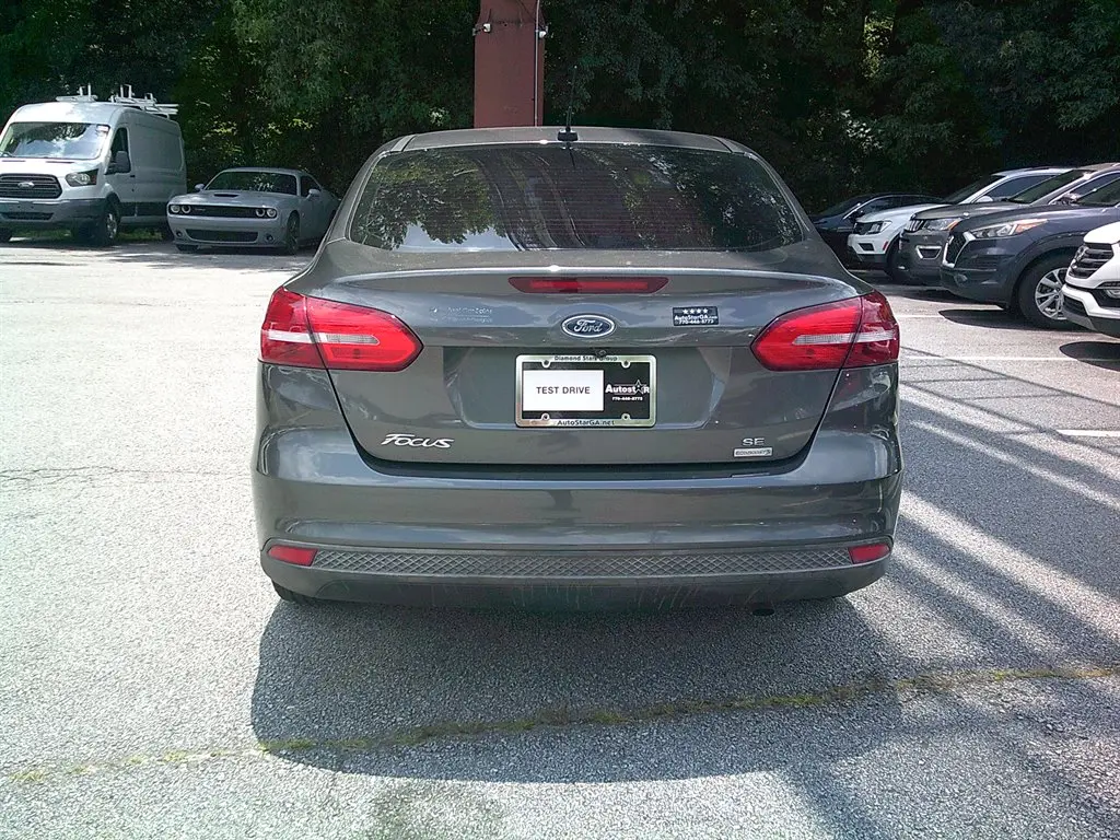 2018 Ford Focus Sedan SE photo 5