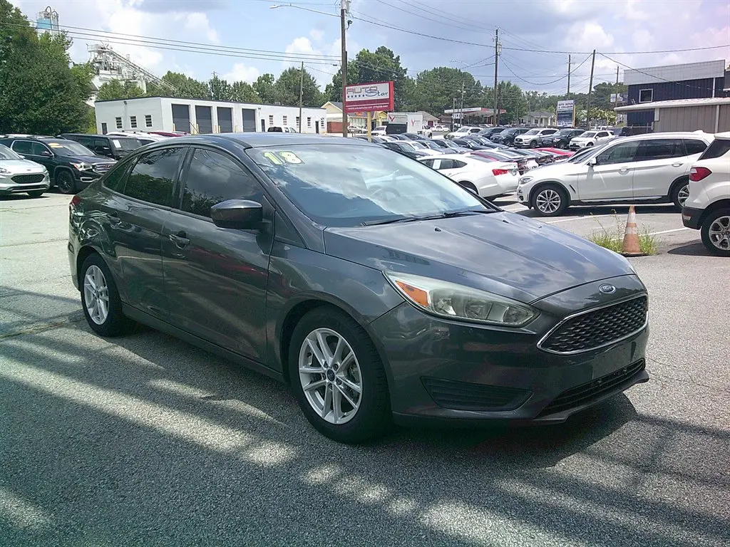 2018 Ford Focus Sedan SE photo 3