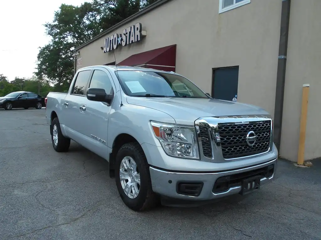 2018 Nissan Titan SV 4X2 Crew Cab's photo