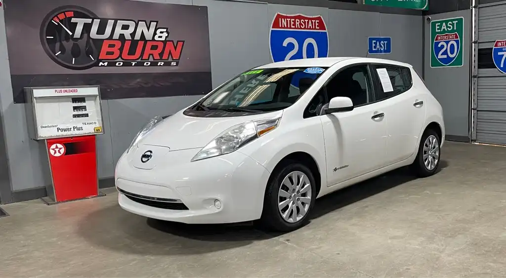 2015 Nissan Leaf S's photo