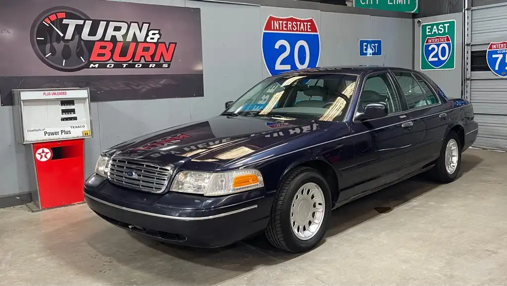 2001 Ford Crown Victoria LX's photo
