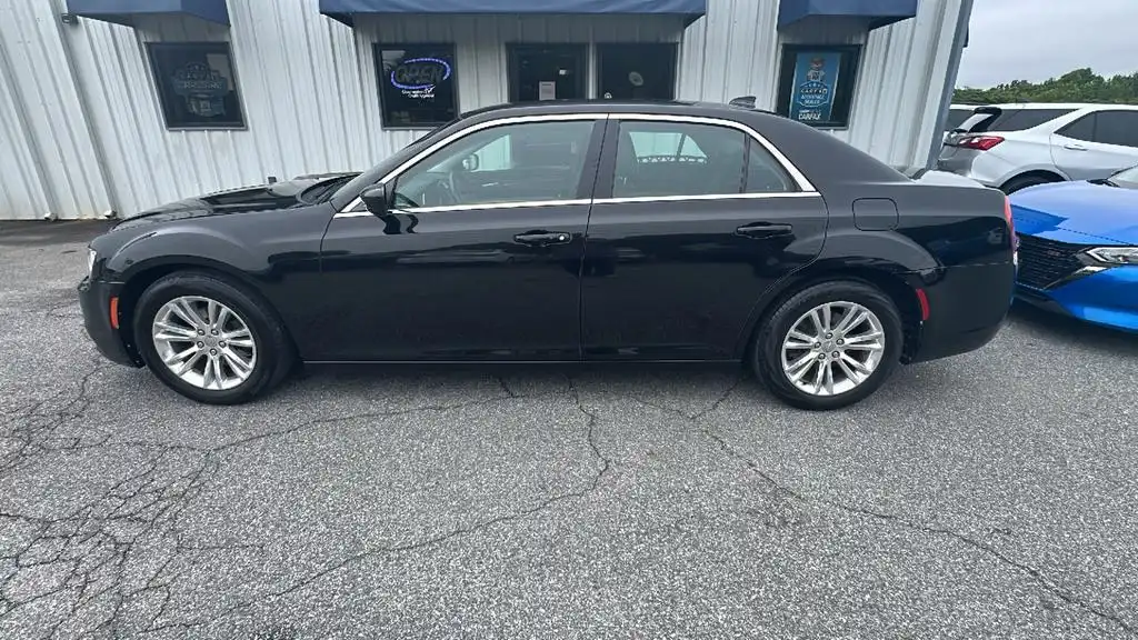 2017 Chrysler 300 Limited's photo