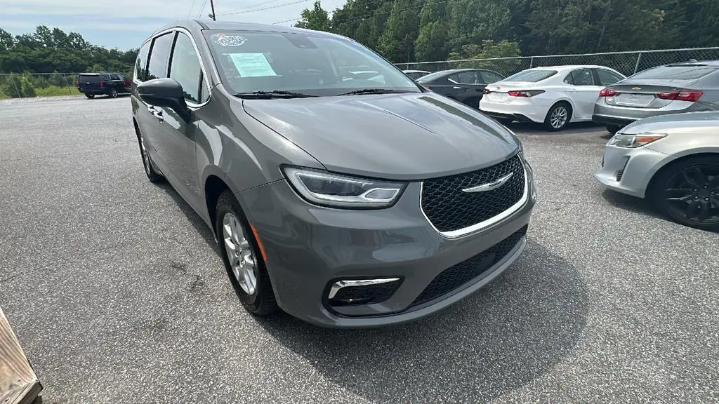 2023 Chrysler Pacifica Touring L photo 4
