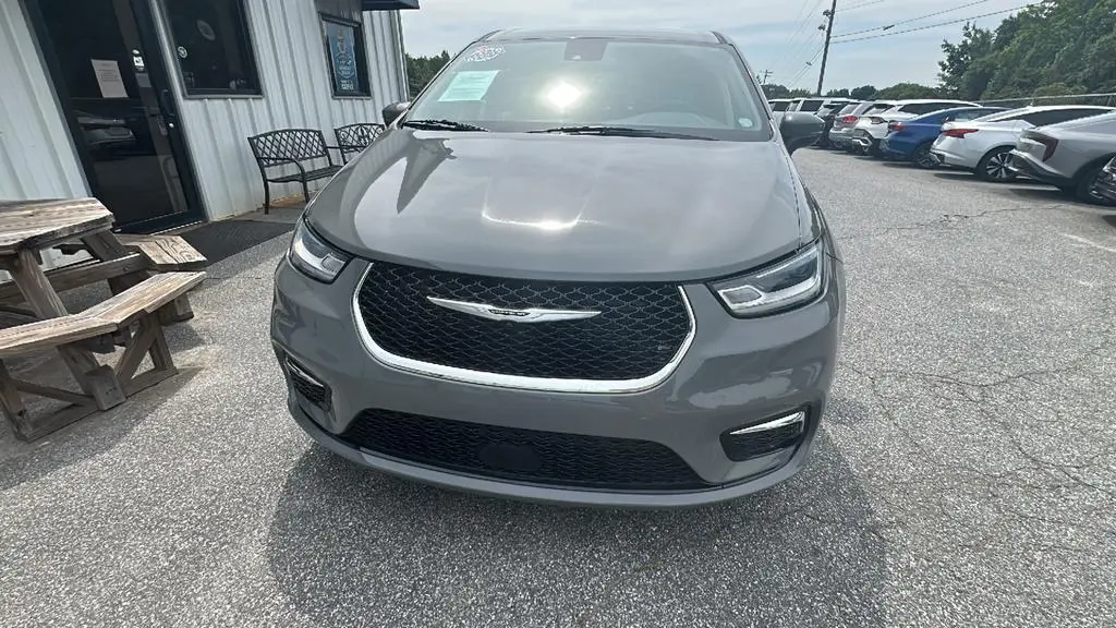 2023 Chrysler Pacifica Touring L photo 3