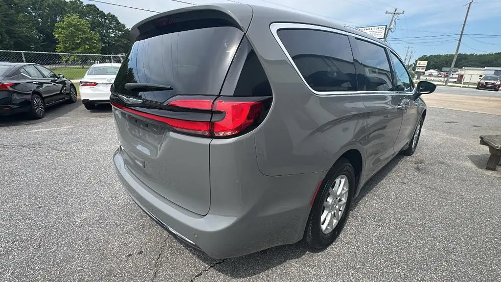 2023 Chrysler Pacifica Touring L photo 5