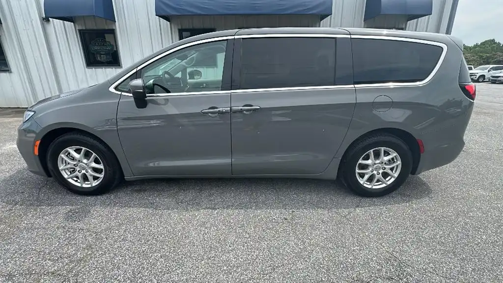 2023 Chrysler Pacifica Touring L's photo
