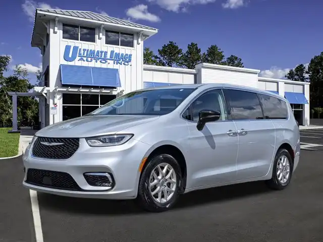 2024 Chrysler Pacifica Touring L's photo