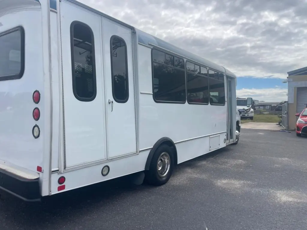 2015 Ford E-Series DRW E-450 Super Duty 158 in WB photo 5