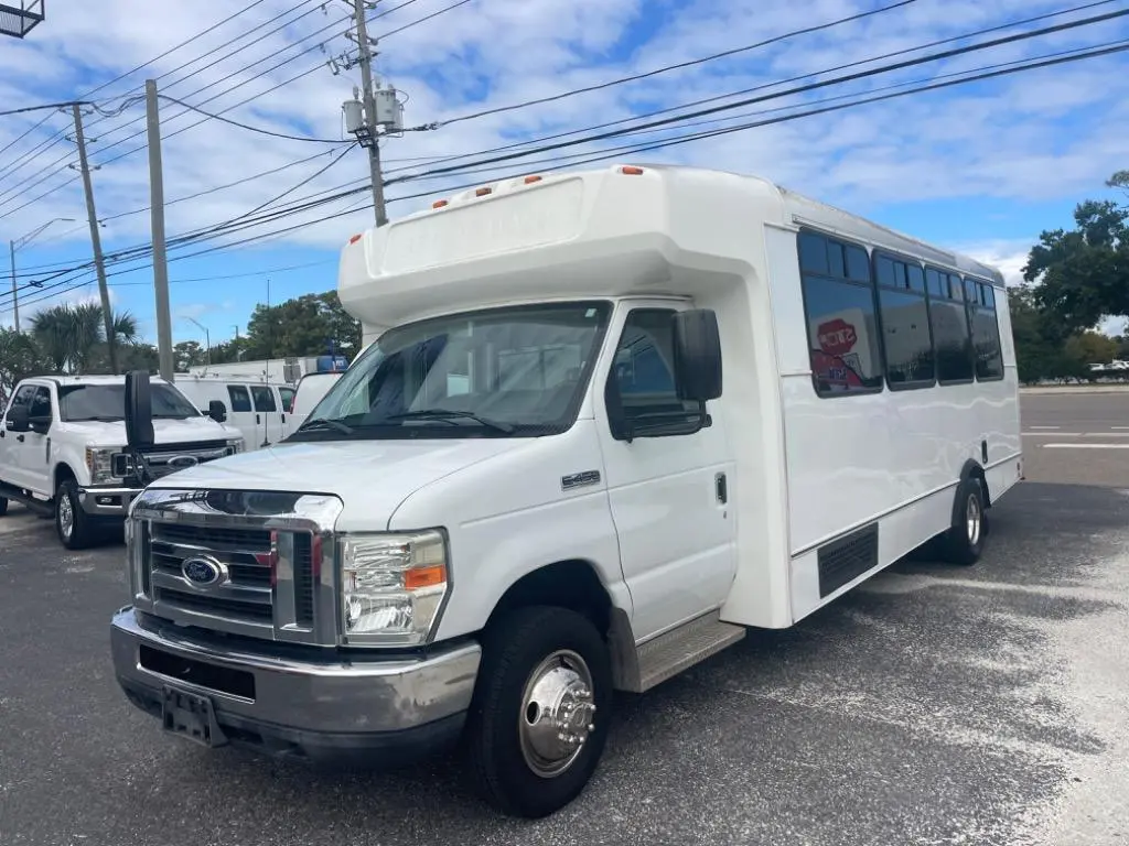 2015 Ford E-Series DRW E-450 Super Duty 158 in WB photo 3