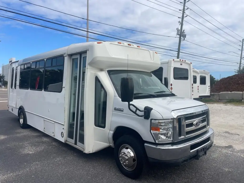 2015 Ford E-Series DRW E-450 Super Duty 158 in WB photo 1