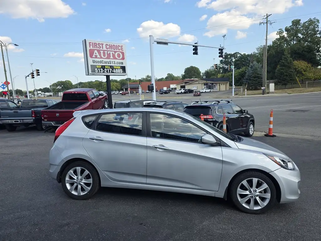 2012 Hyundai Accent SE 5-Door 6-Speed Automatic's photo