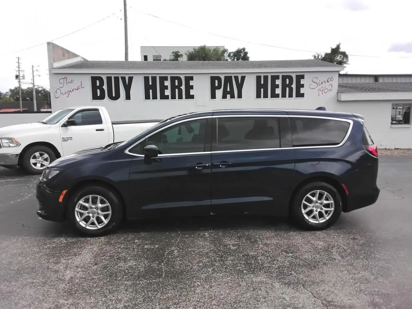 2017 Chrysler Pacifica Touring's photo