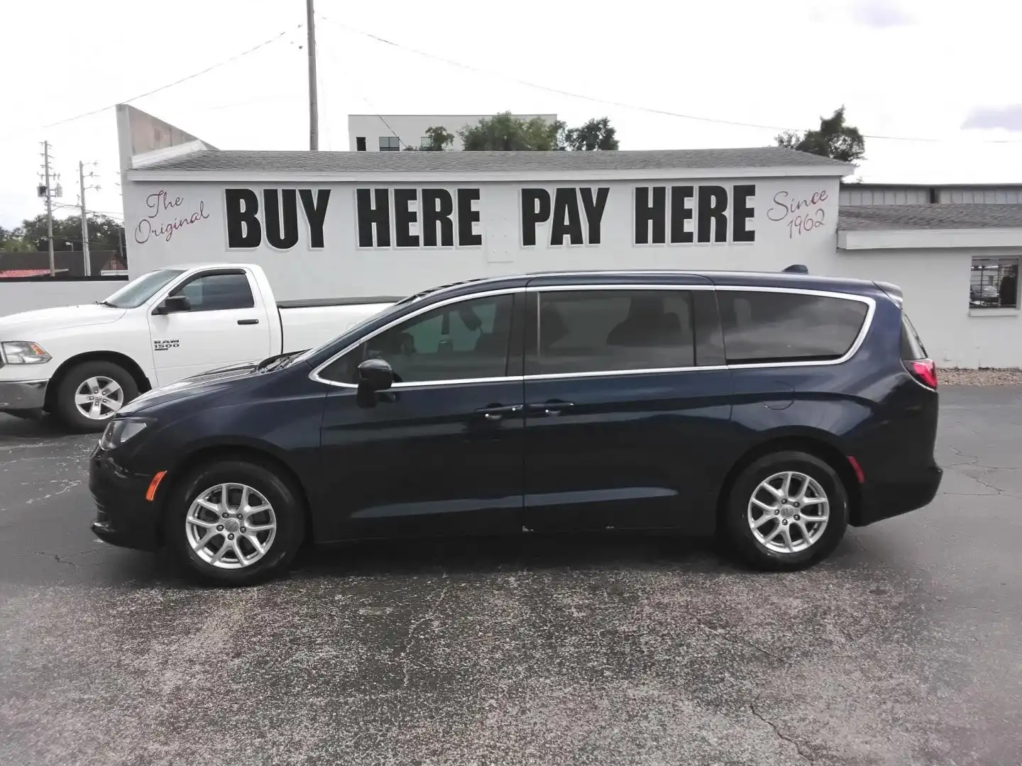 2017 Chrysler Pacifica Touring's photo