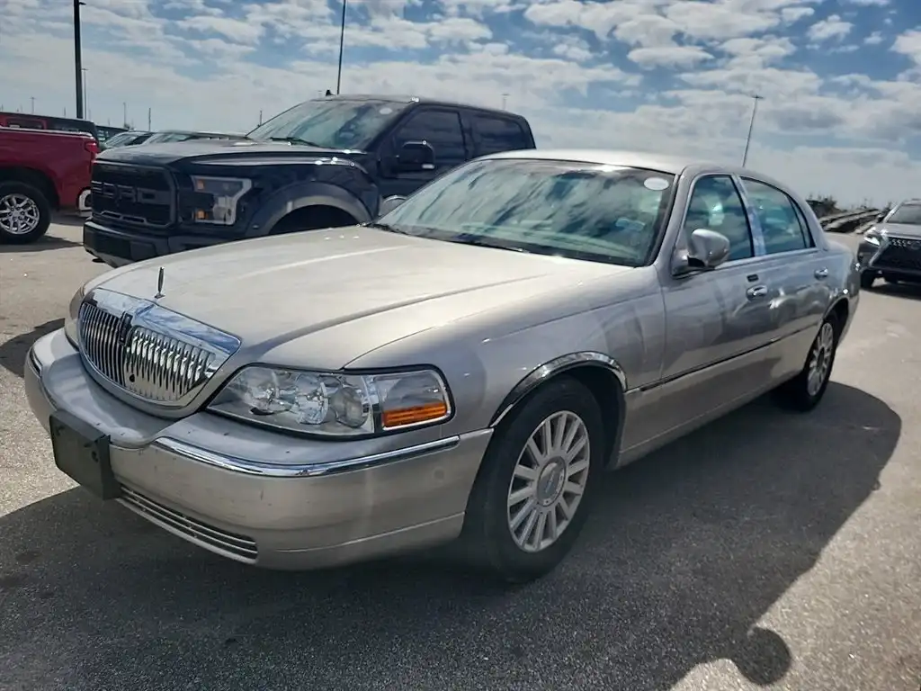 2003 Lincoln Town Car Executive's photo