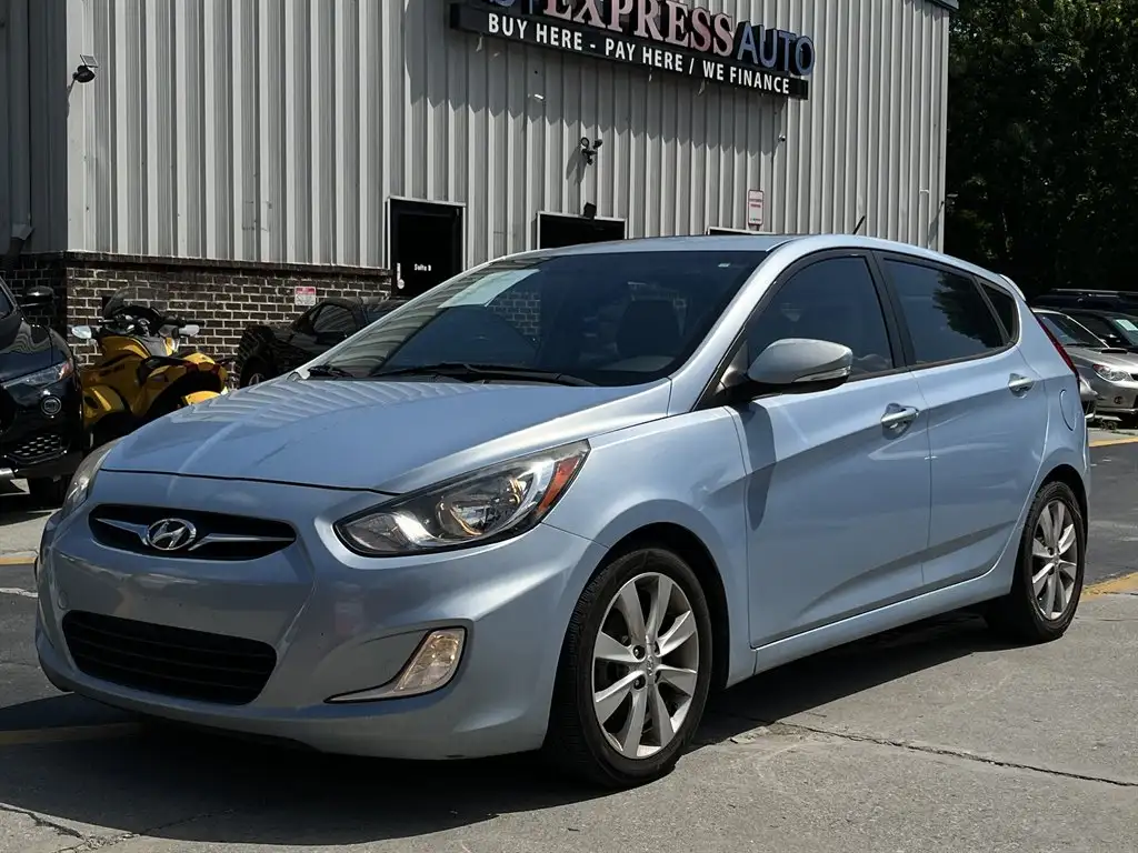 2013 Hyundai Accent SE 5-Door 6-Speed Automatic's photo