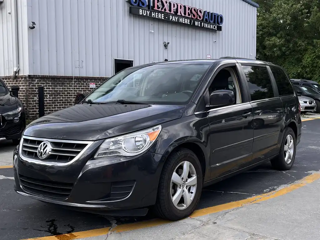 2011 Volkswagen Routan SEL w/NAV's photo