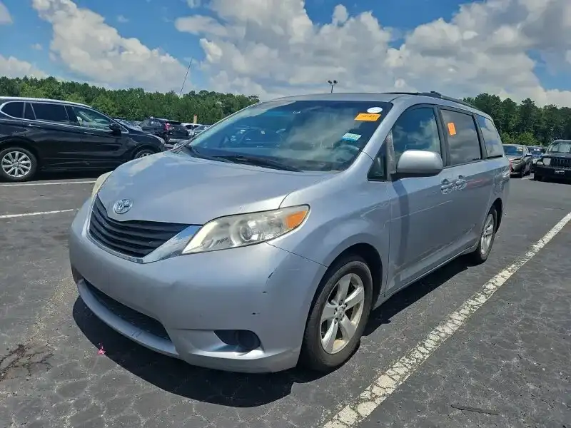 2014 Toyota Sienna LE V6 8-Passenger's photo