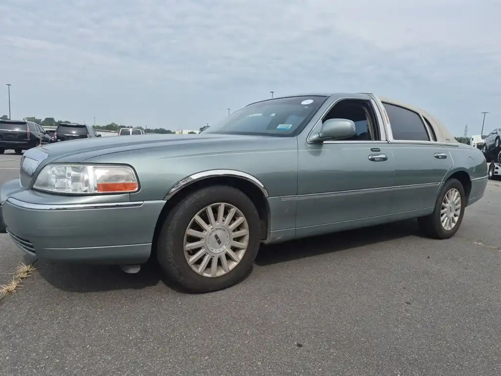 2004 Lincoln Town Car Ultimate's photo
