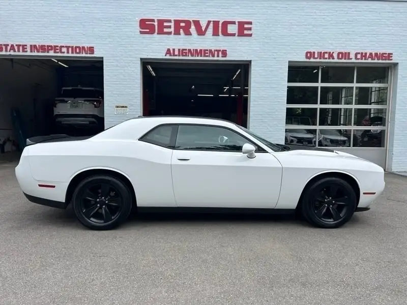 2016 Dodge Challenger SXT photo 1