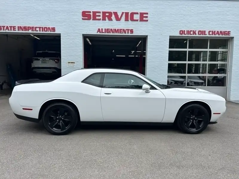 2016 Dodge Challenger SXT's photo