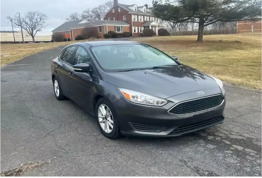 2016 Ford Focus Sedan SE's photo