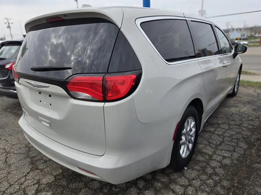 2017 Chrysler Pacifica LX photo 4