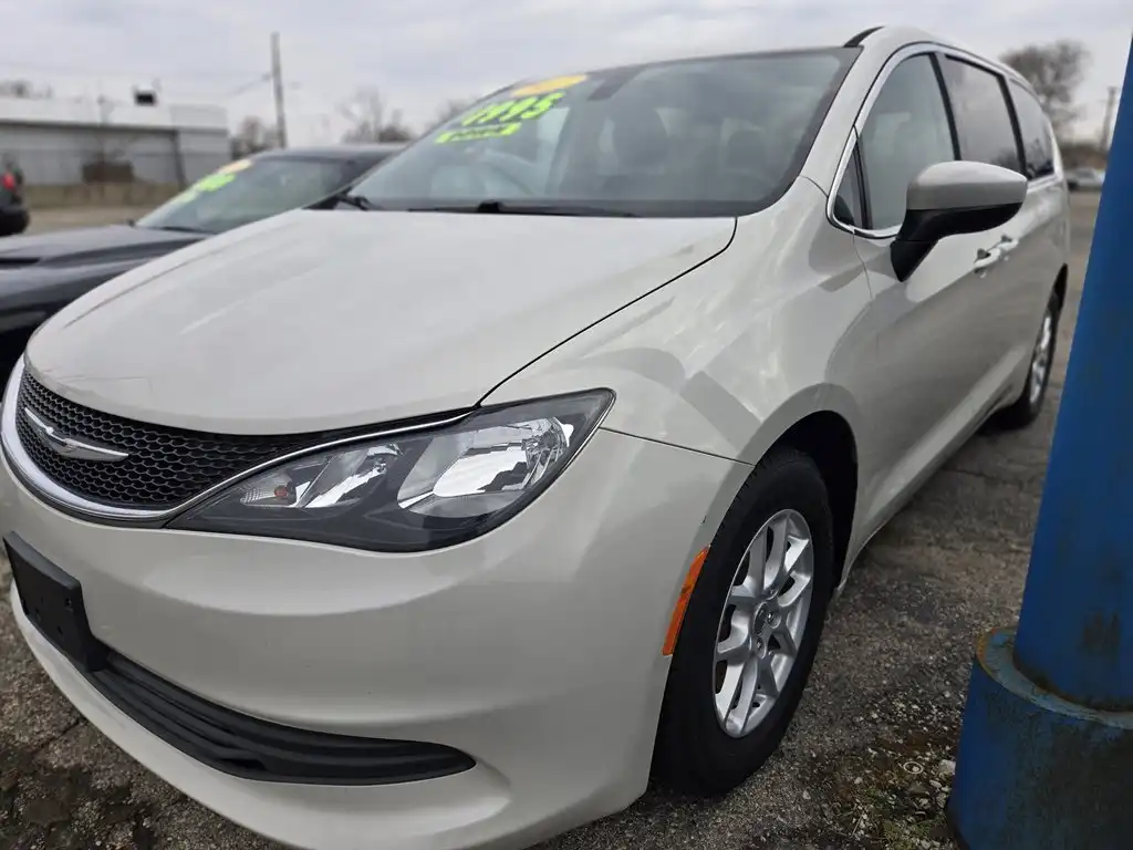 2017 Chrysler Pacifica LX's photo