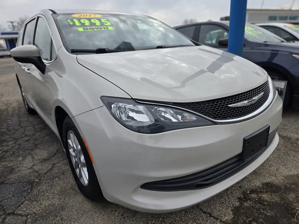 2017 Chrysler Pacifica LX photo 3