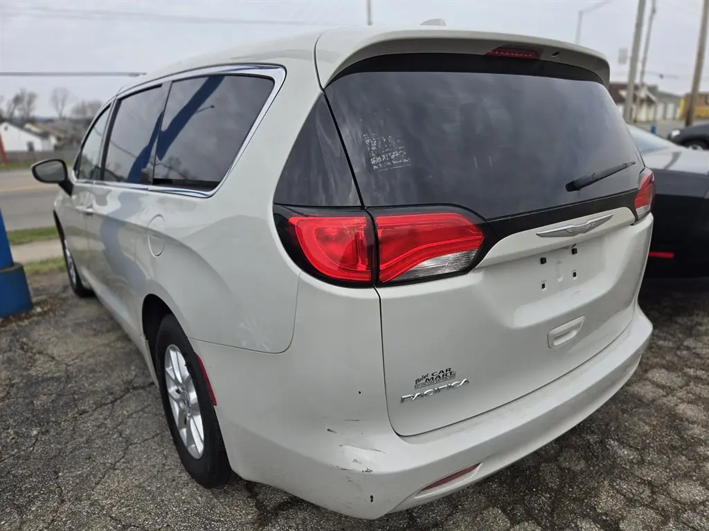 2017 Chrysler Pacifica LX photo 5