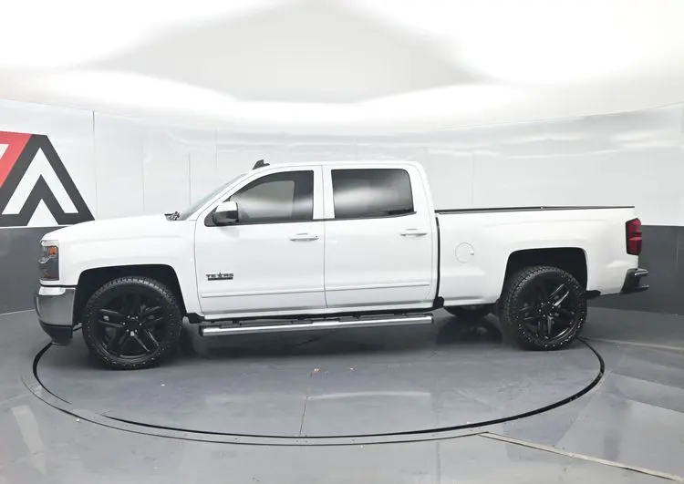 2018 Chevrolet Silverado 1500 LT Crew Cab Short Box photo 3