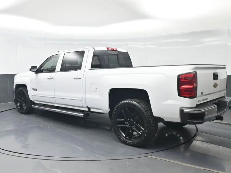 2018 Chevrolet Silverado 1500 LT Crew Cab Short Box photo 4