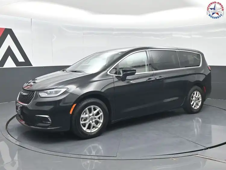 2023 Chrysler Pacifica Touring L's photo