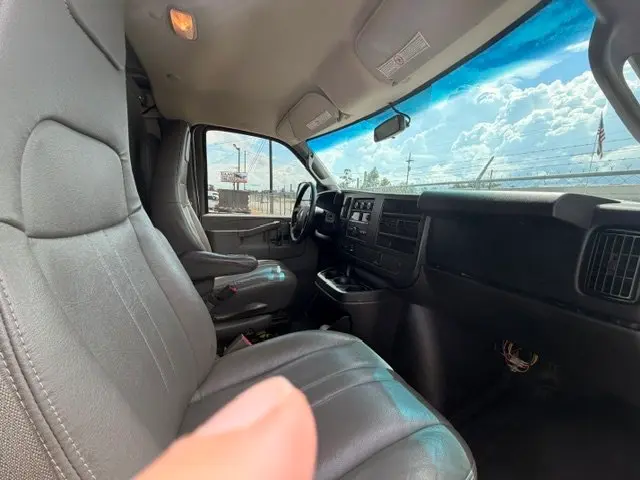 2017 Chevrolet Express Work Van HD 2500 photo 4