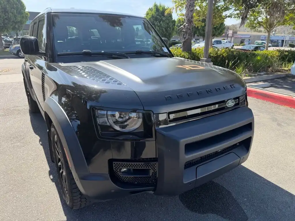 2023 Land Rover Defender SE's photo