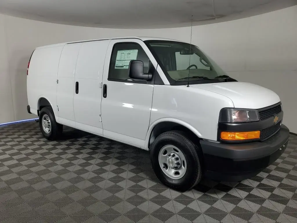 2026 Chevrolet Express 2500 Work Van HD photo 3