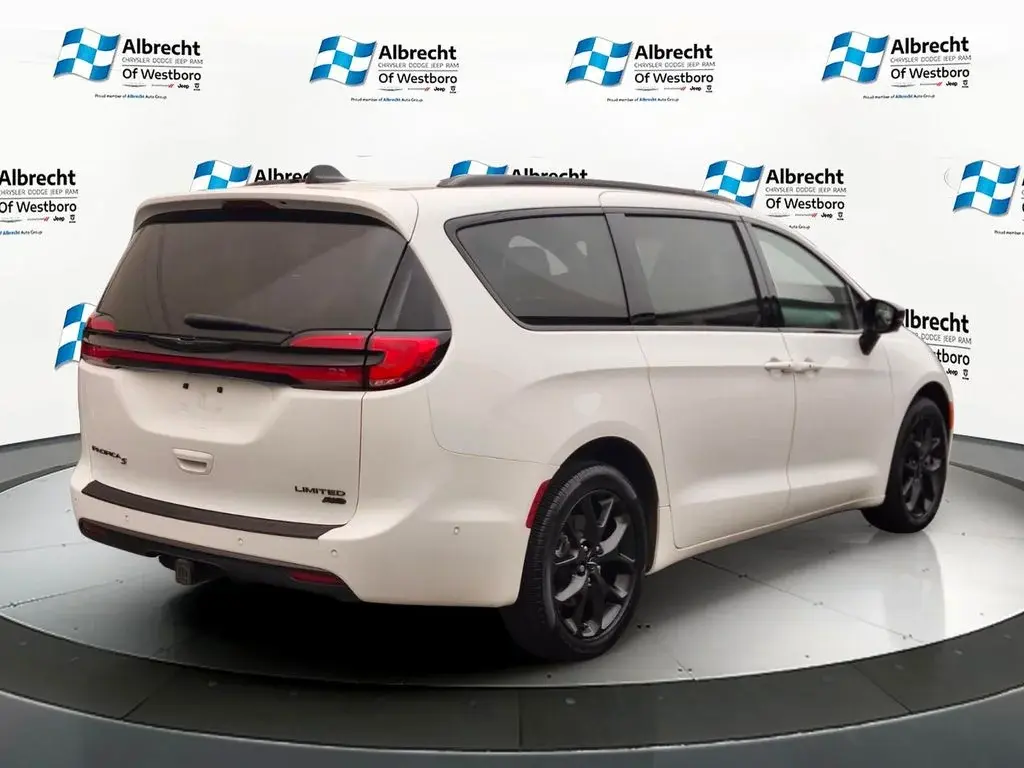 2023 Chrysler Pacifica Limited AWD photo 5