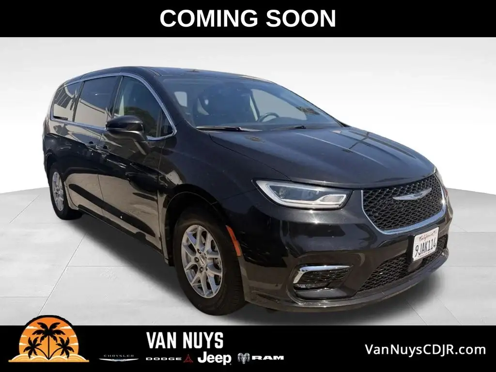 2023 Chrysler Pacifica Touring L photo 1
