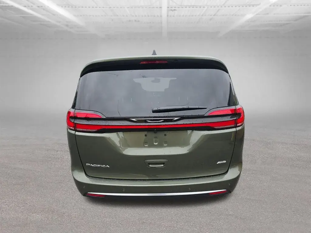 2027 Chrysler Pacifica Select AWD photo 4