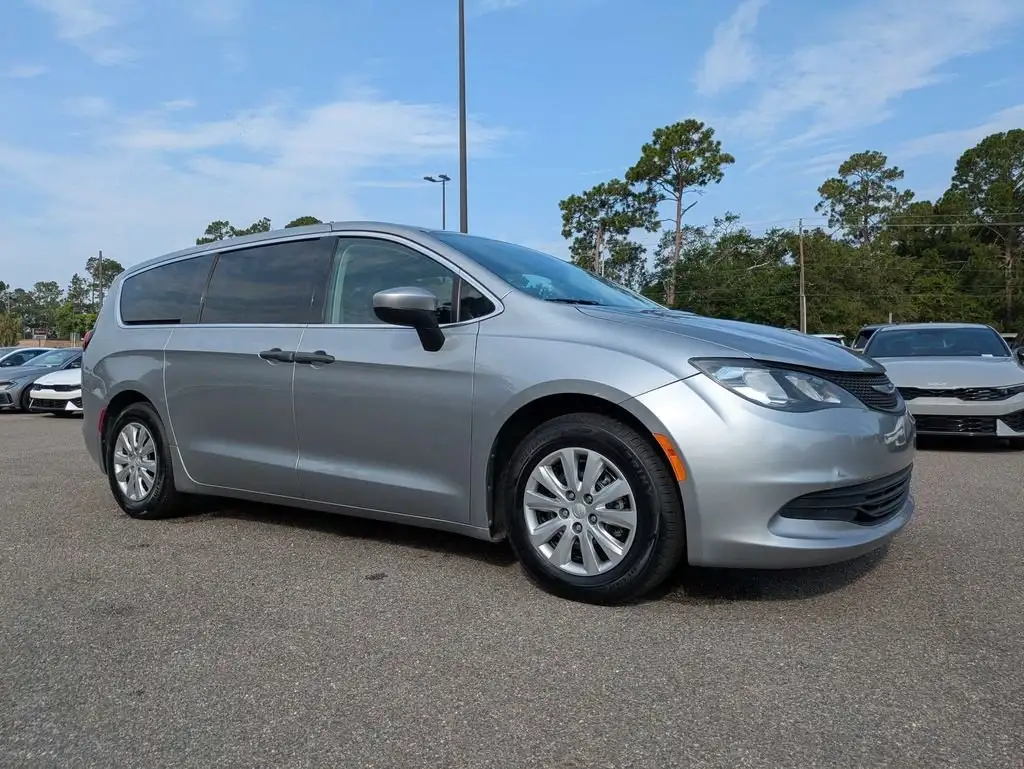 2019 Chrysler Pacifica L's photo