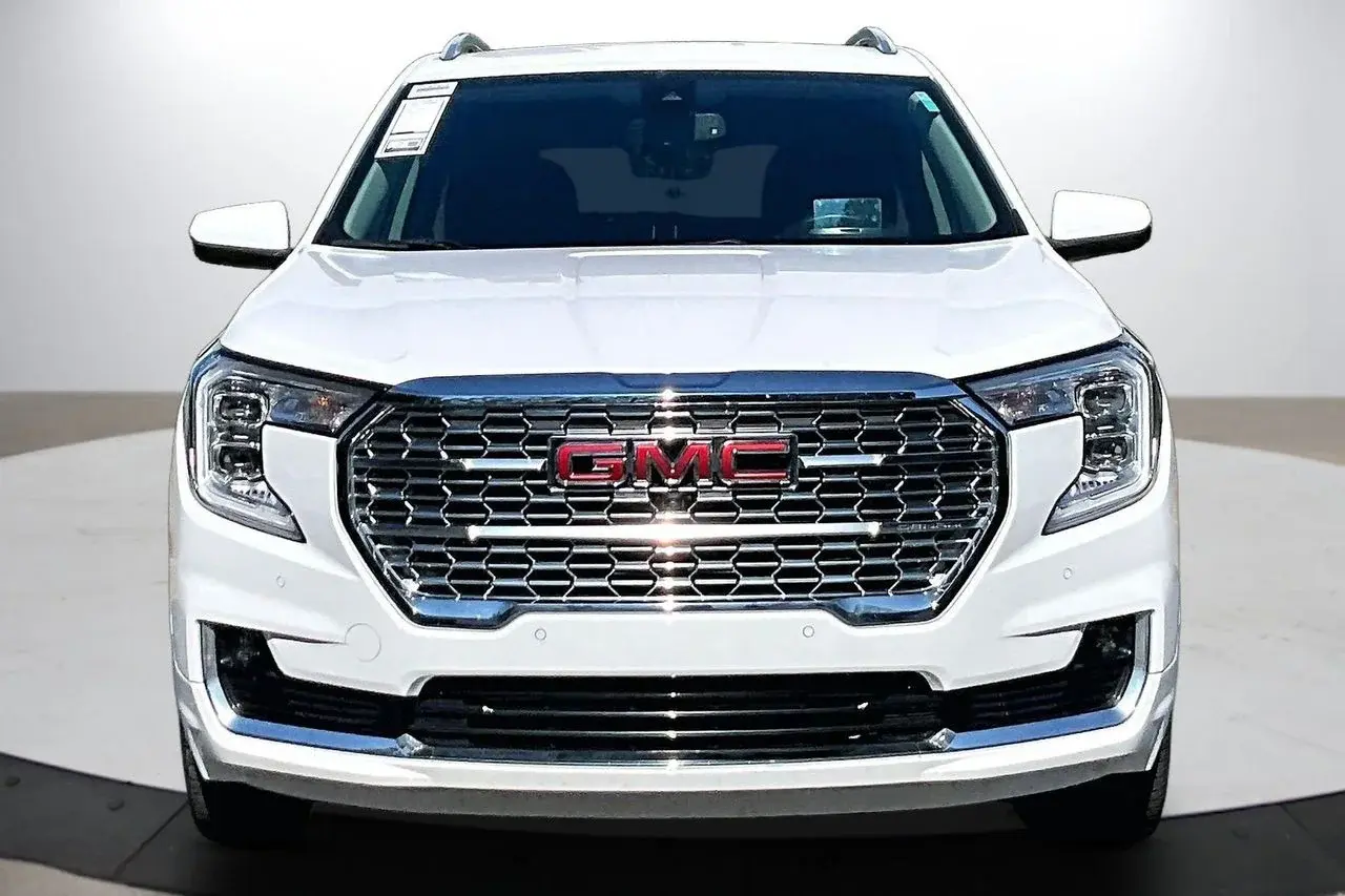 2022 GMC Terrain Denali AWD photo 3