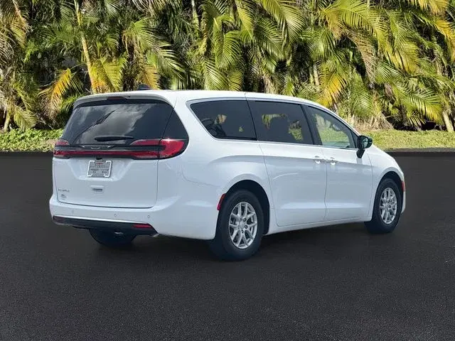 2027 Chrysler Pacifica Select photo 5