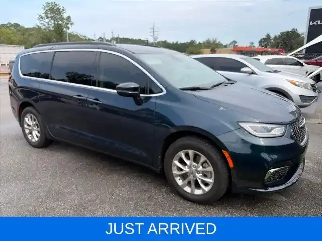 2022 Chrysler Pacifica Touring L's photo