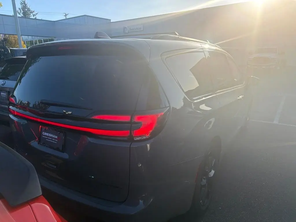 2025 Chrysler Pacifica Limited photo 4