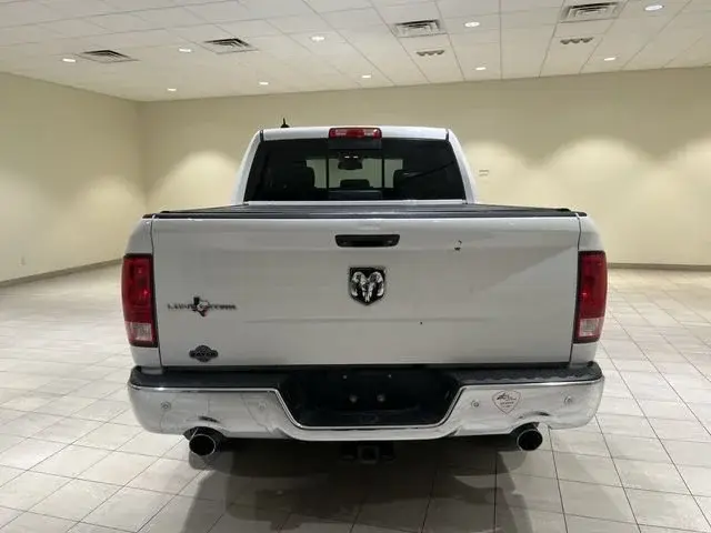 2015 RAM 1500 SLT Crew Cab photo 4