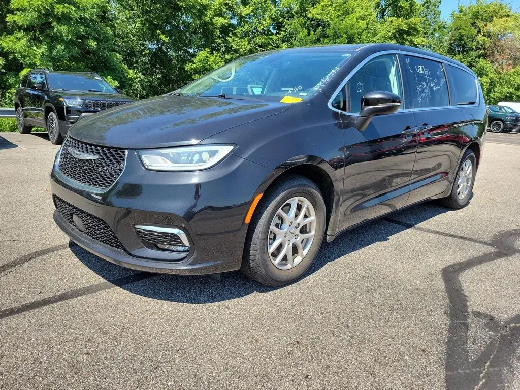 2023 Chrysler Pacifica Touring L photo 3