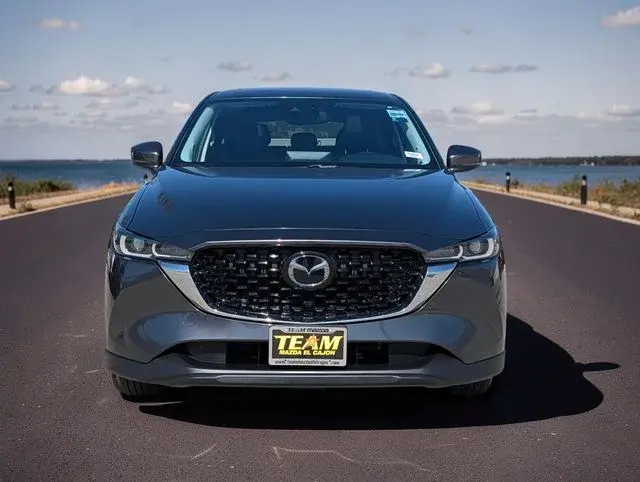 2023 Mazda CX-5 S Preferred package Auto AWD photo 3