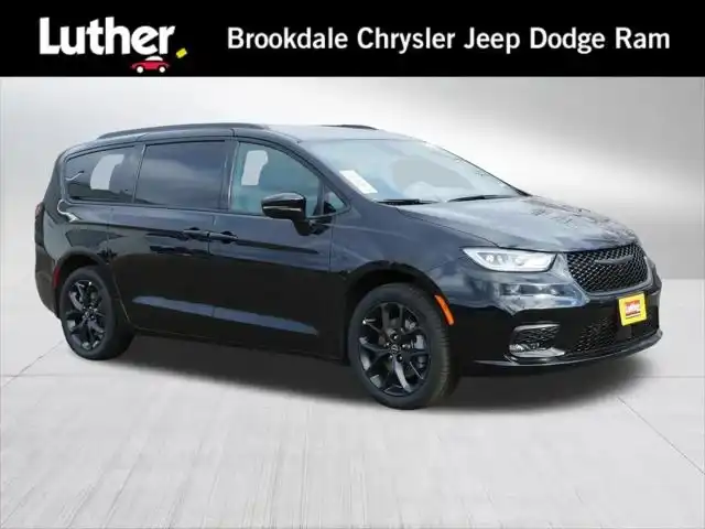2026 Chrysler Pacifica Select AWD's photo